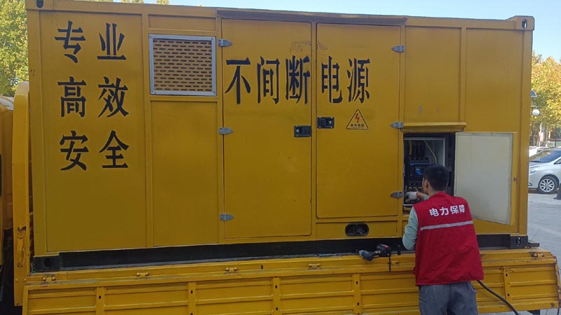 德城柴油发电机组和UPS电源配合使用时，如何避免切换过程中的电力中断？